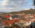 Bild: rpp
Auch der Blick zum Rauhen Kulm zeigt die Häuserreihen, die für Neustadt am Kulm so typisch sind.