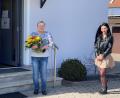 Bild: fdl
Pflegedienstleiterin Julia Matzke (links) und ihre Stellvertreterin Isabel Meyer (rechts) verabschieden Christa Rumpler mit Dankesworten und einem Blumenstrauß in den Ruhestand.