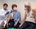 Bild: Peter Kneffel
Der Arzt Wolfgang Ritter impft zum Start der Corona-Impfungen in bayerischen Hausarztpraxen das Ehepaar Edith und Erich Dengler. Geimpft wurde der Impfstoff von Astrazeneca.