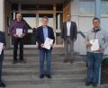 Bild: du
Bürgermeister Ernst Lenk (oben, rechts) würdigte in der jüngsten Gemeinderatssitzung die Verdienste der vier mit der Kommunalen Dankurkunde des Freistaats Bayern ausgezeichneten Gemeinderatsmitglieder Thomas Sommer, Gerhard Adam, Stefan Koller und Karl Bodenteiner (von links) nach 18-jähriger Zugehörigkeit zum Gemeindegremium.