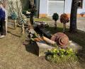 Bild: lei
Ostern kann kommen: Das Hasenpärchen in Eschenfelden wartet schon am Dorfbrunnen.