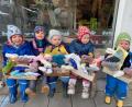 Bild: u
Die Kleinen der Kindertagespflege Blümchen haben ihre helle Freude an den Osterhasen, die ihre Leiterin Anke Schmietendorf zusammen mit 25 anderen Frauen für die Gäste und die Mitarbeiter der Hirschauer Seniorentagespflege St. Barbara gefertigt haben.