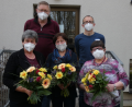 Bild: Selma Ülküseven/exb
Barbara Meißner, Aniela Augustyniak und Ingrid Riebl (vorne, von links) freuten sich über die Präsente und Wertschätzung durch Diakon Wolfgang Reuther und Pflegedienstleiter Konrad Nickl (hinten, von links).