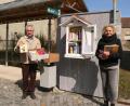 Bild: mh
In den bislang fünf Bücherhäusern in der Gemeinde Luhe-Wildenau gibt es neuen Lesestoff für Kinder. Dr. Albert Gewargis und seine Frau Isolde haben für den Kauf Geld gespendet.