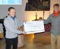Bild: hai
Für die Jugendarbeit übergab der Speichersdorfer CVJM-Vorsitzende Stefan Steininger (links) einen 500-Euro-Scheck an CVJM-Generalsekretär Michael Götz.