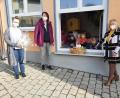 Bild: sl
Rita Rosner und Gabi Frank (von rechts) überreichen die Ostergeschenke der Frauen-Union mit Sicherheitsabstand