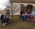 Bild: Gemeinde Kulmain/exb
Mit ihrer Osterbaum-Aktion machten die Mädchen und Buben des Kinderhauses Mobile auch Pfarrer Markus Bruckner (hinten) eine Freude.