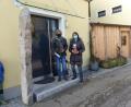 Bild: sl
Die Kindergärtnerinnen Christina Söllner und Monika Meißner (von rechts) waren in Döllnitz „Helferinnen des Osterhasen“.