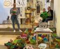 Bild: gz
Über die zahlreichen fantasievoll gebastelten Osternester vor dem Altar freuen sich seitens der Katholischen Jugend Julia Bauriedl (links) und Marie Hummer mit Bruder Max.