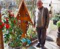Bild: bsc
Ruhestandsgeistlicher Siegfried Wölfel freut sich über ein wertvolles Kreuz, das er von seinem einstigen Oberministranten Christian Weiß geschenkt bekam.