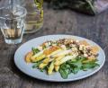 Bild: Claudia Zaltenbach/dinnerum8.de/dpa
Ein ungewöhnliches Geschmackserlebnis verspricht der Spargelsalat mit Blutorange. Brösel aus Weißbrot, Oliven, Thymian und Zitronenabrieb sorgen für eine fruchtig-würzige Variante.