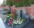 Bild: Gemeinde Püchersreuth/exb
Kränze und Blumengebinde über das ganze Grab verteilt: Der Blumenfreund Lorenz Enslein hätte seine Freude daran gehabt.