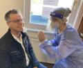 Bild: Stadt Hirschau/exb
Bürgermeister Hermann Falk (links) nimmt regelmäßig das Angebot der Teststation an. Inhaberin Carina Eichenseer (rechts) und ihre Mitarbeiter nehmen die Proben in kompletter Schutzausrüstung ab.