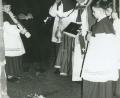 Bild: Archiv Luitpold Dietl
Der Auftakt zur Osternachtsfeier in Michelfeld wohl im Jahr 1961 (von links): Luitpold Dietl als Ministrant, der die Osterkerze trägt, dann Mesner Josef Kormann, Ministrant Reinhard Fischer, Pfarrer Johann Müller sowie die Ministranten Michael und Hans Tabery.