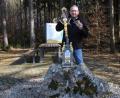 Bild: kro
OWV-Vorsitzender Bernd Schwamberger mit den abgebrochenen Teilen vom "Kimmerles"-Kreuz, die im Januar wieder aufgefunden wurden.