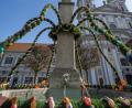 Bild: Tina Breitner/exb
Der Brunnen am Basilikaplatz ist wieder österlich geschmückt.