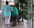 Bild: Peter Steffen/dpa
Eine Altenpflegerin geht mit einer Seniorin durch einen Flur in einem Altenheim. Noch immer sind Besuche in den Pflegeeinrichtungen stark eingeschränkt. Auch an Ostern gibt es kaum Spielraum für Ausnahmen.