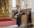 Bild: fsb
Pfarrer Römischer eröffnet die Andacht mit seiner Gitarre.