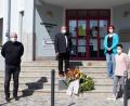 Bild: pz
Holger Paschedag, Zweiter Bürgermeister Johann Brandl, Nicole König und Melanie Blumberg (von links) bei der Übergabe des Trauerkranzes vor dem Eingang des Rathauses in Mitterteich.