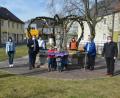 Bild: jr
Seit Gründonnerstag präsentiert sich der Stiftländer Heimatbrunnen als Osterbrunnen. Bei der Vorstellung mit dabei waren Bürgermeister Stefan Grillmeier (Vierter von links) und sein Stellvertreter Johann Brandl (rechts), Willi Schneider (Dritter von rechts) sowie Betreuerinnen von den drei Kindergärten mit einigen Kindern und Vertreter des Burschenvereins Mitterteich und des städtischen Bauhofs.