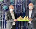 Bild: exb/Stadt Weiden
Schokohasen als Dank für die engagierten Kräfte überbrachte Bürgermeister Lothar Höher (rechts) an Dr. Thomas Holtmeier, Leiter des Gesundheitsamtes Weiden-Neustadt/WN.