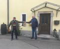 Bild: sl
Vorsitzender des Männergesangvereins Josef Varnhold überreicht in Döllnitz das gesegnete Osterfrühstück.