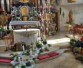 Bild: mng
„Jesus ist auferstanden. Er ist wahrhaftig auferstanden!“ Das wird zu Ostern auch in der geschmückten Pfarrkirche St. Georg deutlich. Stadtpfarrer Edmund Prechtl, tatkräftig unterstützt unter anderem von Richard Wolf, Anita und Reiner Müller, Ruth Baur sowie Mesnerin Alexandra Ermer, beweist zu den kirchlichen Hochfesten immer wieder aufs Neue sein Händchen fürs Dekorieren.