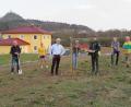 Bild: ow
Die Streuobstwiese am neuen Wohngebiet "Kulmblick" wird um weitere acht Obstbäume von alten Obstsorten aus der Region um den Rauhen Kulm erweitert. An der Pflanzaktion beteiligt sind: (von links) Hermann Preißinger, Elisabeth Haberberger, Norbert Pühl, Manfred Höllering, Bürgermeister Wolfgang Haberberger, Helmut Schäffler und André Dietrich.