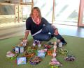 Bild: fvo
Stellvertretende Kita-Leiterin Martina Lorenz packt die Osterüberraschungen für die Kinder