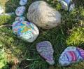 Bild: dob
Ein kreativer Stein nach dem anderen ließ ein Gesamtkunstwerk im Kirchgarten von Roggenstein zu Ostern entstehen.