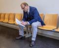 Archivbild: Armin Weigel
Oktober 2018: Christian Schlegl im Wartebereich vor dem Verhandlungssaal im Landgericht.