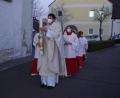 Bild: mmj
Pfarrer Wolfgang Dietz mit der am Feuer entzündeten Osterkerze vor dem Einzug in die Pfarrkirche.