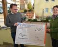 Bild: dob
Wenn Christa Wildenauer im Pfarrhof auftaucht, kommt sie meist mit einer gut gefüllten Spendenschatulle bei Dekan Alexander Hösl vorbei. Diesmal werden von ihr die Ministranten in der Pfarreiengemeinschaft für ihren wertvollen Dienst bedacht.