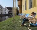 Bild: Wolfgang Steinbacher
Das Luftmuseum in Amberg hat die Liegestühle am Ufer der Vils aufgestellt.
