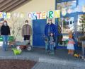 Bild: soj
Kinderhausleiterin Bianca Kastner (von links), Stellvertreterin Sandra Lautner, Pfarrer Pater Anish George sowie Kirchenpfleger Stefan Kausler mit Sohn Fabian freuen sich über das Ostergeschenk.