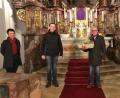 Bild: rha
Pater Robin Xavier (rechts) dankt dem scheidenden Mesner Ernst Andraschko für sein zehnjähriges Engagement in der Pfarrei Vilseck. Diesem Dank schlossen sich auch Pfarrgemeinderatssprecherin Michaela Kreuzer und Kirchenpfleger Thomas Pröls an.