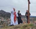 Bild: ow
Zur Segnung des neuen Gipfelkreuzes steigen die beiden Geistlichen, der katholische Pfarrer Sven Grillmeier und der evangelische Seelsorger Hartmut Klausfelder (von links), auf den Gipfel des Kleinen Kulms. Begleitet werden sie von Bürgermeister Wolfgang Haberberger, der als Ministrant, Mesner und Lektor zugleich fungiert.
