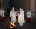 Bild: frd
Am von ihm gesegneten Osterfeuer entzündete Kaplan Florian Fronhöfer (rechts) die Osterkerze.