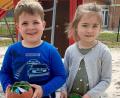 Bild: lgc
Nach der „Kett-Methode“ wird in der Kindertagesstätte St. Michael in Schlammersdorf den Mädchen und Buben die Ostergeschichte nahe gebracht. Und natürlich wird ein Osternest gesucht. Maja und Julian freuen sich über die entdeckten Überraschungen.