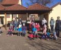 Bild: Senioren-Servicehaus Fuchsmühl/exb
Im Namen des gesamten Personals und der Bewohner übergaben Vertreterinnen des Senioren-Seniorenhauses Fuchsmühl "Oster-Überraschungstütchen" an das Kinderhaus St. Marien.