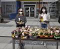Bild: Karl Schwemmer
Bei der Geschenkübergabe der Frauenunion am Caritasheim St. Hedwig (von links): Heimleiter Matthias Stiegler, Helga Wittmann-Trenz, Birgit Barth und Agathe Schriml.