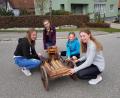 Bild: gi
Mit ihren Ratschen ermahnten die Ministrantinnen während der Kartage die Gläubigen zum Gebet.