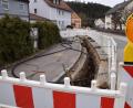 Bild: bö
In der Bahnhofstraße wird ein neues Stromkabel verlegt. Zum Vorschein gekommen ist bei den Erdarbeiten auch ein sogenanntes "Natokabel" aus der Zeit des Kalten Krieges. Ob der Kabelstrang noch genutzt wird? Wohl eher nicht.