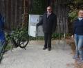 Archivbild: jr
Zwölf neue E-Bikes schafft sich Bad Neualbenreuth an, die für touristische Zwecken zur Verfügung stehen. Schon seit Sommer 2020 können im Hof der Gästeinformation die Akkus der E-Bikes aufgeladen werden. Erstellt wurde die Ladestation von Reinhold Bauer (links). Mit im Bild Ursula Stingl (Tourist-Info) und Bürgermeister Klaus Meyer.