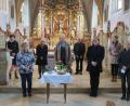 Bild: tja
Der festliche Jubiläumsgottesdienst wurde von den Vorstandsmitgliedern des OGV mitgestaltet: Im Bild (von links) Stilla Schirdewahn, Christine Hösl, Marianne Kozlowski, OGV-Vorsitzende Angelika Lang Salz, Georg Köppl, Brigitte Fröhler, Sandra Schiesl und Petra Scharf.