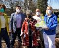 Bild: Andrea Rauscher/exb
Birgit Singer-Grimm, Günther Koller, Norbert Schwendner und Brigitte Riederer bedankten sich stellvertretend für alle Beschäftigten der Ökumenischen Sozialstation und der Tagespflege Sulzbach-Rosenberg bei der Künstlerin Christl Pelikan-Geismann (vorne Mitte) für ihre Ostergeschenke.