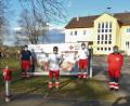 Bild: rha
Das Testteam der Wasserwacht bietet im Auftrag des Roten Kreuzes zweimal wöchentlich kostenlose Schnelltestungen in der ehemaligen Grundschule Schlicht (im Hintergrund) an (von links): Maria Honig, Christian Kurz, Bastian Götz, Anton Wiesnet, Franz Kurz und Manuela Eglmeier.