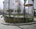 Bild: Petra Hartl
Viele Bürger verwechseln das gepflasterte "Schrammbord" vor der Stützmauer am Sparkassenplatz in Sulzbach mit einem Gehweg - das ist er aber nicht. Deswegen darf dort laut Stadtverwaltung auch kein Handlauf für Fußgänger angebracht werden.