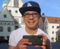Bild: Lopez/exb
Jesse A. Lopez ist mit seinem Smartphone unter anderem gerne in der Weidener Innenstadt unterwegs und dreht Videos für seine amerikanischen und deutschen Abonnenten bei Youtube.