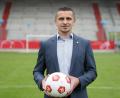 Bild: Andreas Nickl/dpa
Mersad Selimbegovic, Trainer von Jahn Regensburg, musste im Kindesalter seine Heimat verlassen als der Bosnienkrieg begann.